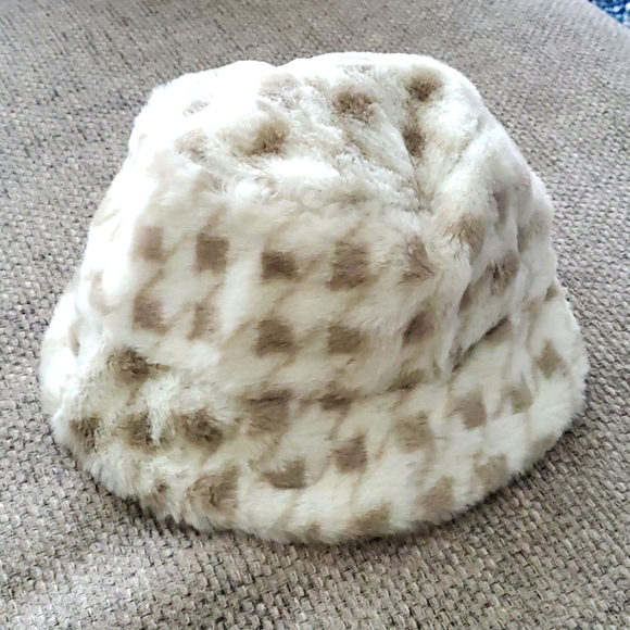 Laundry By Shelli Segal | Accessories | Houndstooth Faux Fur Bucket Hat